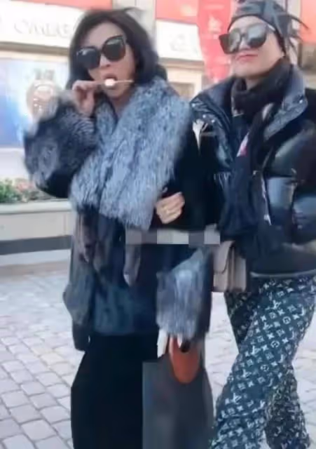 金星與老公漢斯國外近照曝光,金星已56歲,臉皮旮拉老得有點快