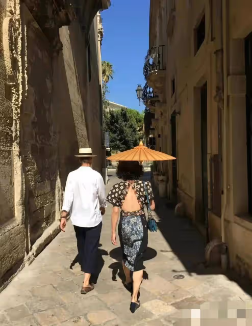 金星與老公漢斯國外近照曝光,金星已56歲,臉皮旮拉老得有點快