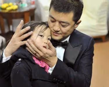 李亞鵬:天天曬小女兒,開懷大笑像初婚,52歲欲再生兒子穩固家庭