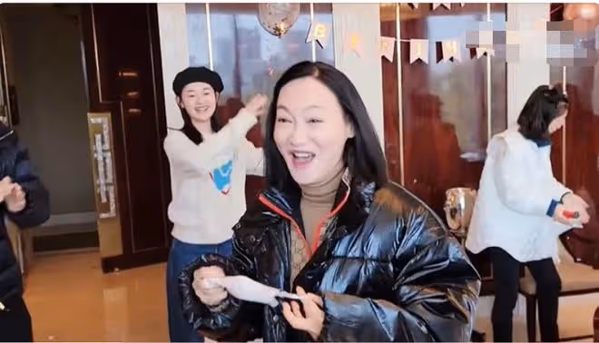 63歲惠英紅曬慶生照,皮膚白皙狀態好,同台不輸小30歲知名小花