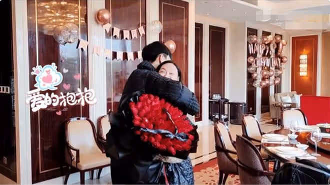 63歲惠英紅曬慶生照,皮膚白皙狀態好,同台不輸小30歲知名小花