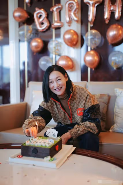 63歲惠英紅曬慶生照,皮膚白皙狀態好,同台不輸小30歲知名小花