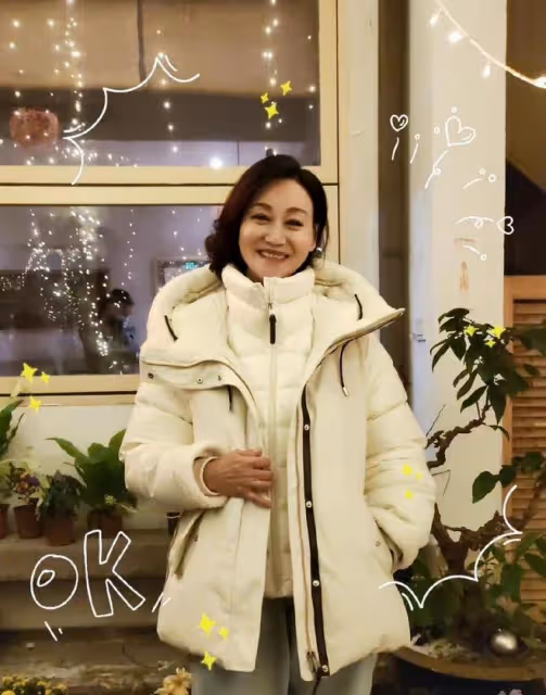 63歲惠英紅曬慶生照,皮膚白皙狀態好,同台不輸小30歲知名小花
