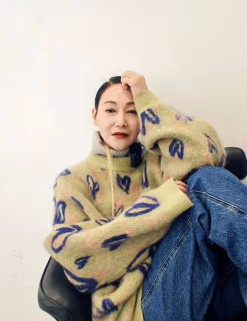 63歲惠英紅曬慶生照,皮膚白皙狀態好,同台不輸小30歲知名小花