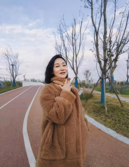 63歲惠英紅曬慶生照,皮膚白皙狀態好,同台不輸小30歲知名小花