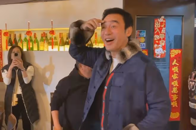 鍾鎮濤70大壽大咖雲集!穿唐裝過農曆生日很講究,摟梁家輝笑開懷