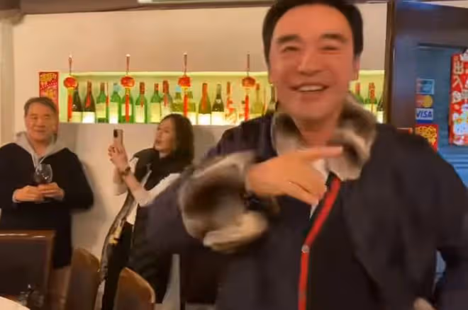 鍾鎮濤70大壽大咖雲集!穿唐裝過農曆生日很講究,摟梁家輝笑開懷