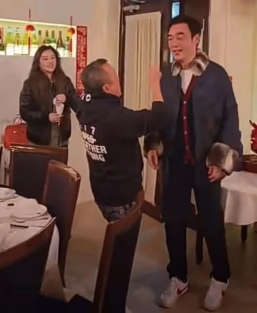 鍾鎮濤70大壽大咖雲集!穿唐裝過農曆生日很講究,摟梁家輝笑開懷