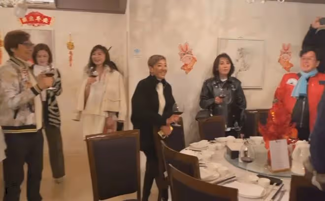 鍾鎮濤70大壽大咖雲集!穿唐裝過農曆生日很講究,摟梁家輝笑開懷