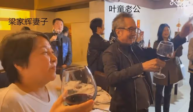 鍾鎮濤70大壽大咖雲集!穿唐裝過農曆生日很講究,摟梁家輝笑開懷