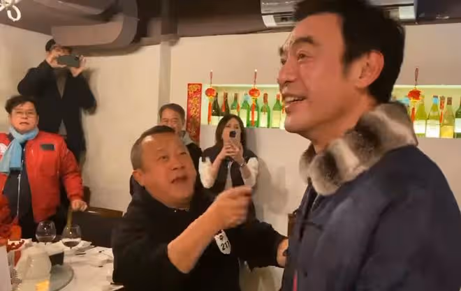鍾鎮濤70大壽大咖雲集！穿唐裝過農曆生日很講究，摟梁家輝笑開懷