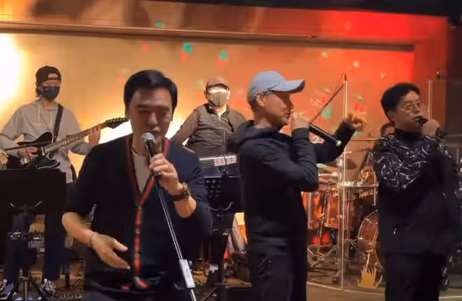 鍾鎮濤70大壽大咖雲集！穿唐裝過農曆生日很講究，摟梁家輝笑開懷