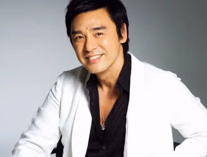 鍾鎮濤70大壽大咖雲集！穿唐裝過農曆生日很講究，摟梁家輝笑開懷