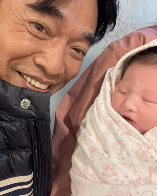 吳宗憲官宣當外公夸寶寶超可愛,二女兒平安產女,他曬照送百萬紅包