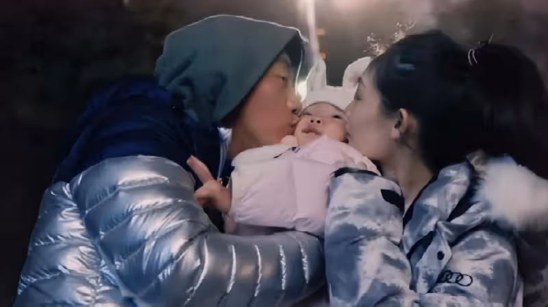 苗苗探班鄭愷，竟帶著媽媽和妹妹一起，鄭愷小姨子是要進娛樂圈？