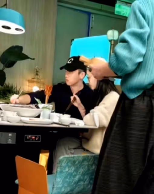苗苗探班鄭愷,竟帶著媽媽和妹妹一起,鄭愷小姨子是要進娛樂圈?