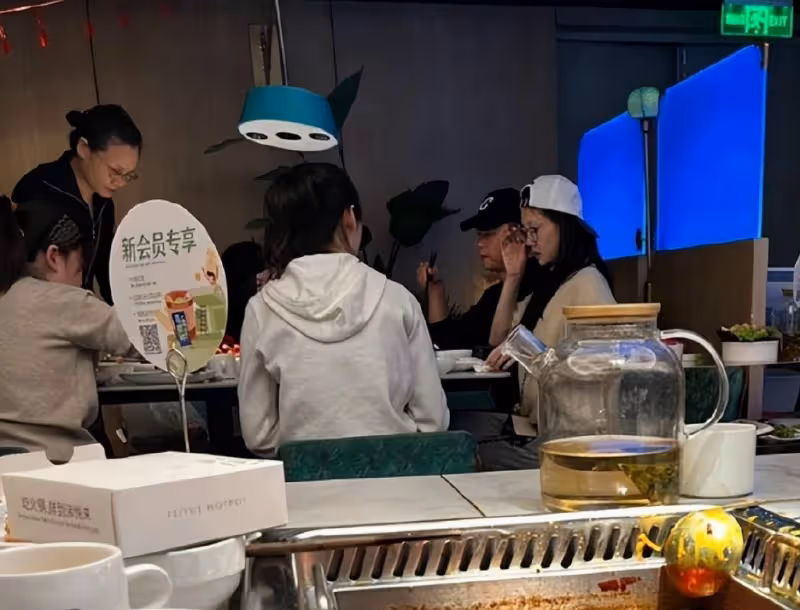 苗苗探班鄭愷,竟帶著媽媽和妹妹一起,鄭愷小姨子是要進娛樂圈?