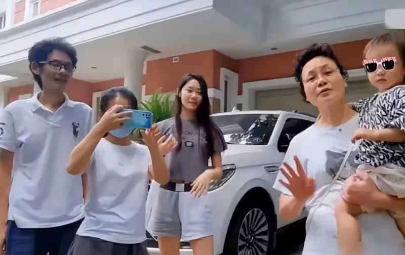 苗苗探班鄭愷,竟帶著媽媽和妹妹一起,鄭愷小姨子是要進娛樂圈?