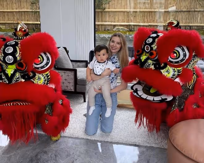 劉德華和朱麗倩給舅舅拜年，富豪陳志遠抱孫子在豪宅中曬全家福