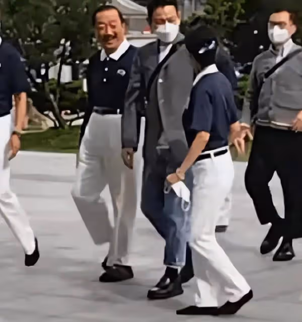 劉德華和朱麗倩給舅舅拜年，富豪陳志遠抱孫子在豪宅中曬全家福