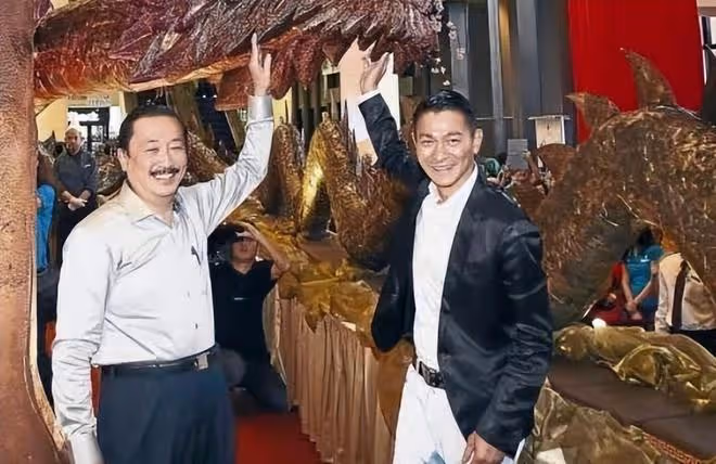 劉德華和朱麗倩給舅舅拜年,富豪陳志遠抱孫子在豪宅中曬全家福