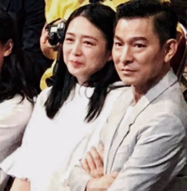 劉德華和朱麗倩給舅舅拜年,富豪陳志遠抱孫子在豪宅中曬全家福
