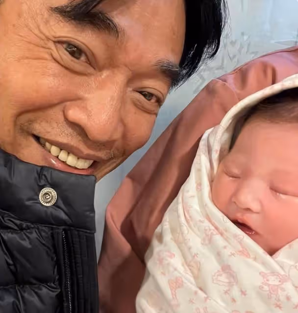 恭喜!吳宗憲當外公,抱外孫女激動落淚,稱讚小寶貝很可愛