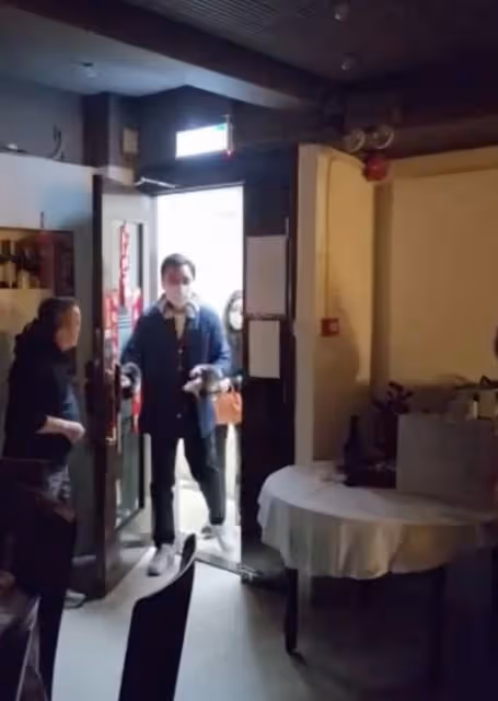 港圈大佬聚會!鍾鎮濤70歲生日眾星雲集,張學友梁家輝登台獻唱