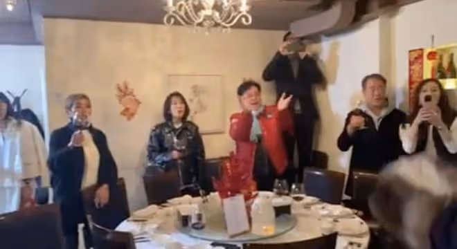 港圈大佬聚會!鍾鎮濤70歲生日眾星雲集,張學友梁家輝登台獻唱