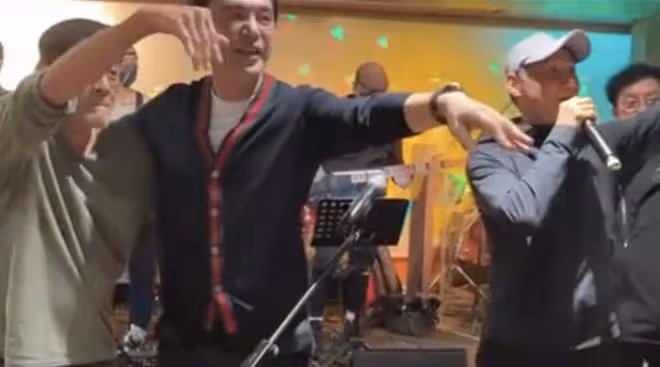 港圈大佬聚會!鍾鎮濤70歲生日眾星雲集,張學友梁家輝登台獻唱