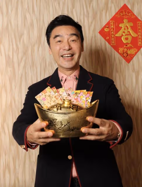 港圈大佬聚會!鍾鎮濤70歲生日眾星雲集,張學友梁家輝登台獻唱