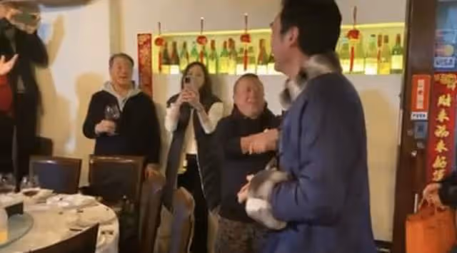 鍾鎮濤慶七十大壽港圈大咖齊聚!張學友譚詠麟獻唱,葉童老公露面