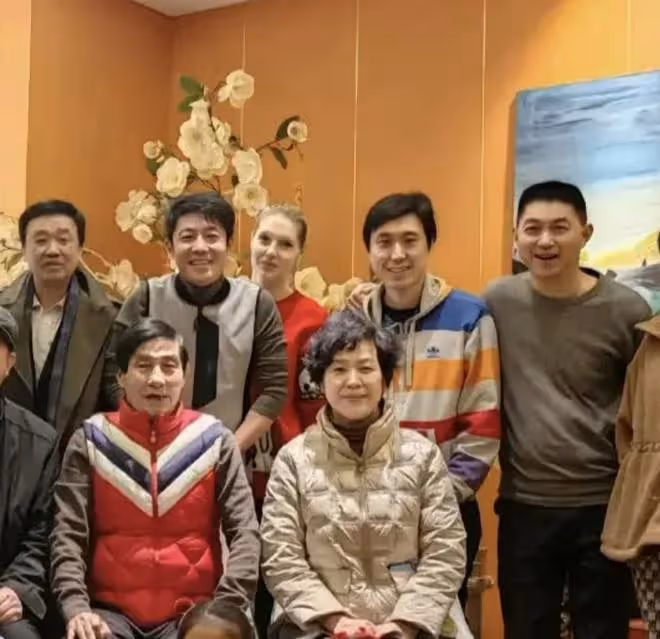 撒貝寧全家福曝光!親妹撒貝娜貌美似女星,混血龍鳳胎正臉超可愛