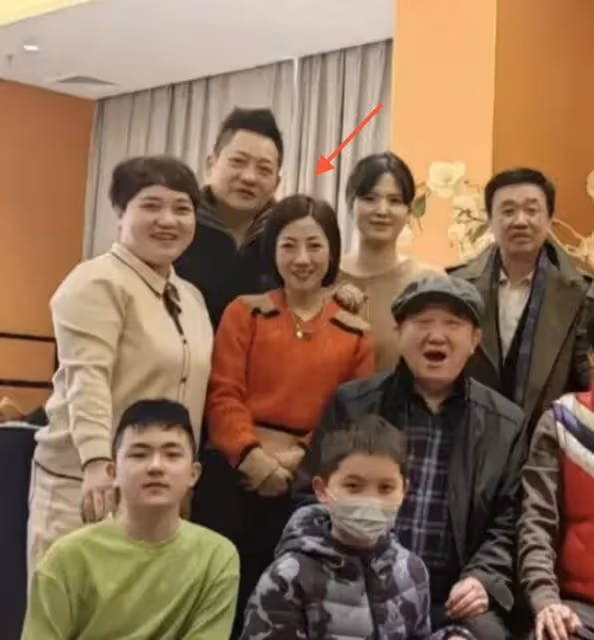 撒貝寧全家福曝光!親妹撒貝娜貌美似女星,混血龍鳳胎正臉超可愛