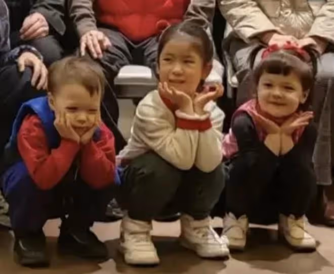 撒貝寧全家福曝光!親妹撒貝娜貌美似女星,混血龍鳳胎正臉超可愛
