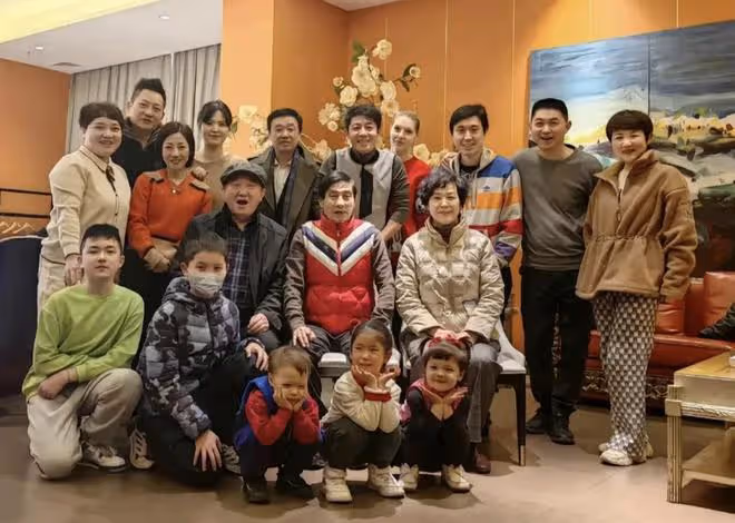 撒貝寧全家福曝光!親妹撒貝娜貌美似女星,混血龍鳳胎正臉超可愛