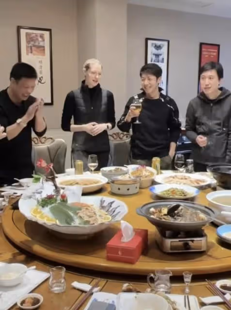 撒貝寧全家福曝光!親妹撒貝娜貌美似女星,混血龍鳳胎正臉超可愛