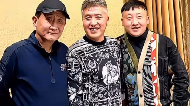 63歲梁天近照，身材發福大變樣，穿著樸素、背萬元包十分低調！
