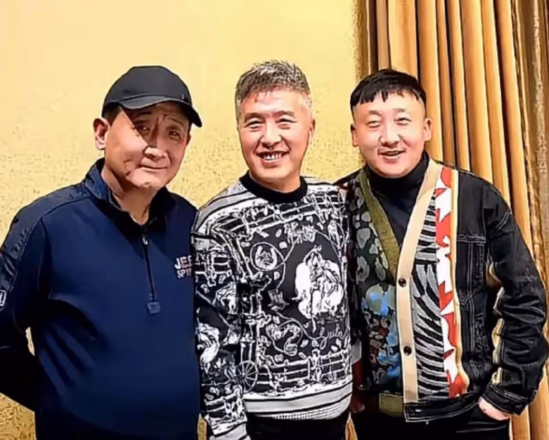 63歲梁天近照,身材發福大變樣,穿著樸素、背萬元包十分低調!