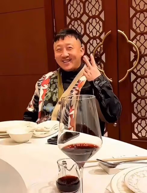 63歲梁天近照,身材發福大變樣,穿著樸素、背萬元包十分低調!