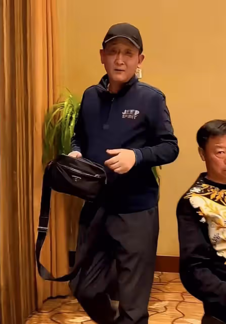 63歲梁天近照,身材發福大變樣,穿著樸素、背萬元包十分低調!