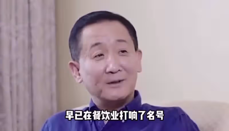 63歲梁天近照，身材發福大變樣，穿著樸素、背萬元包十分低調！