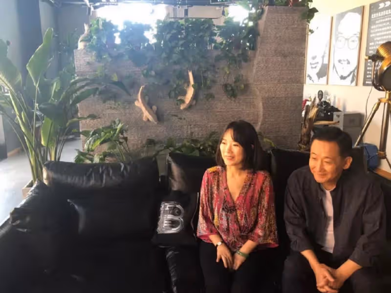 63歲梁天近照，身材發福大變樣，穿著樸素、背萬元包十分低調！