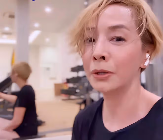 張國榮前女友罕曬健身照,大汗淋漓頭髮凌亂,63歲素顏皮膚仍緊緻