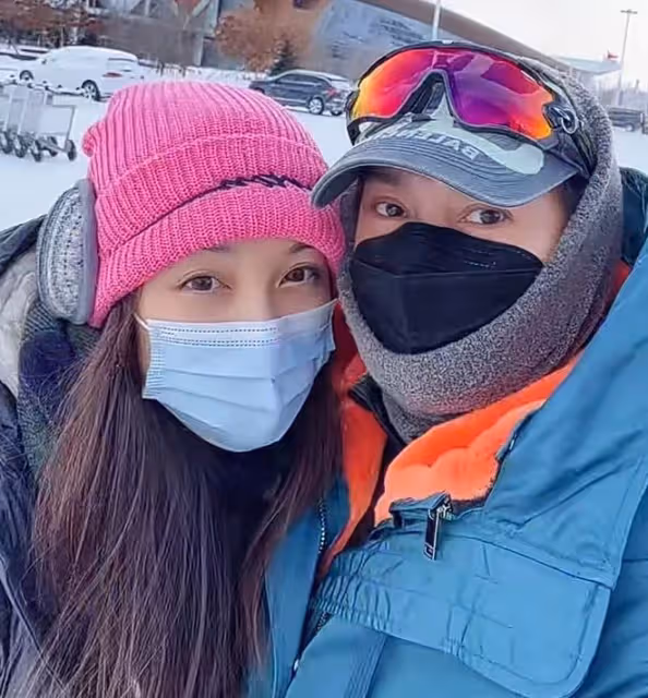 楊千嬅49歲生日會!丁子峻攜妻子出席,51歲仍帥氣像堂弟丁子高