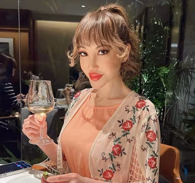 香港知名女星整容到走火入魔!患乳癌容貌大變,失婚後至今單身