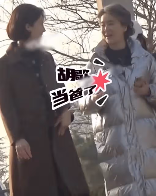 胡歌官宣產女後首現身，在醫院陪伴妻女多日，身穿黑色帥氣依舊