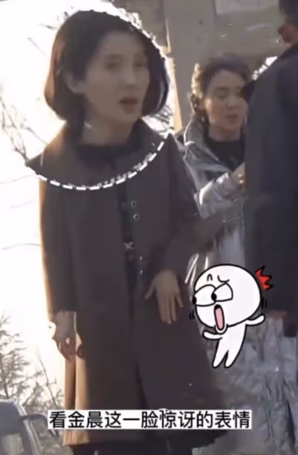 胡歌官宣產女後首現身，在醫院陪伴妻女多日，身穿黑色帥氣依舊