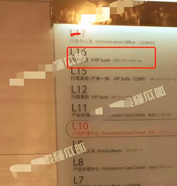 胡歌官宣產女後首現身，在醫院陪伴妻女多日，身穿黑色帥氣依舊