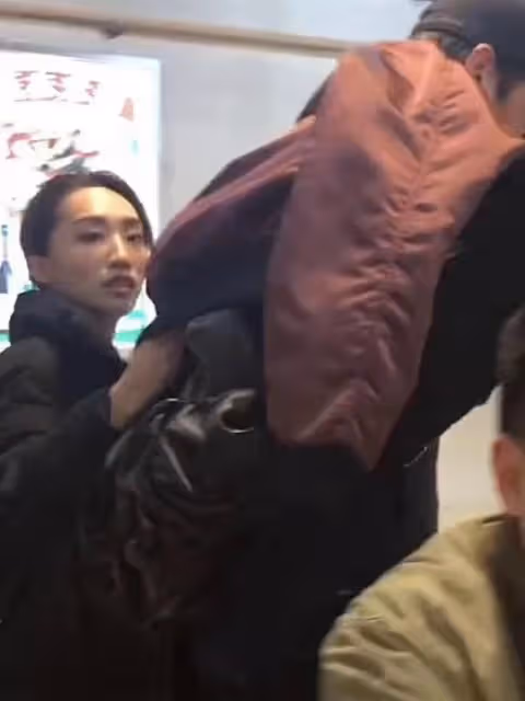 胡歌官宣產女後首現身,在醫院陪伴妻女多日,身穿黑色帥氣依舊